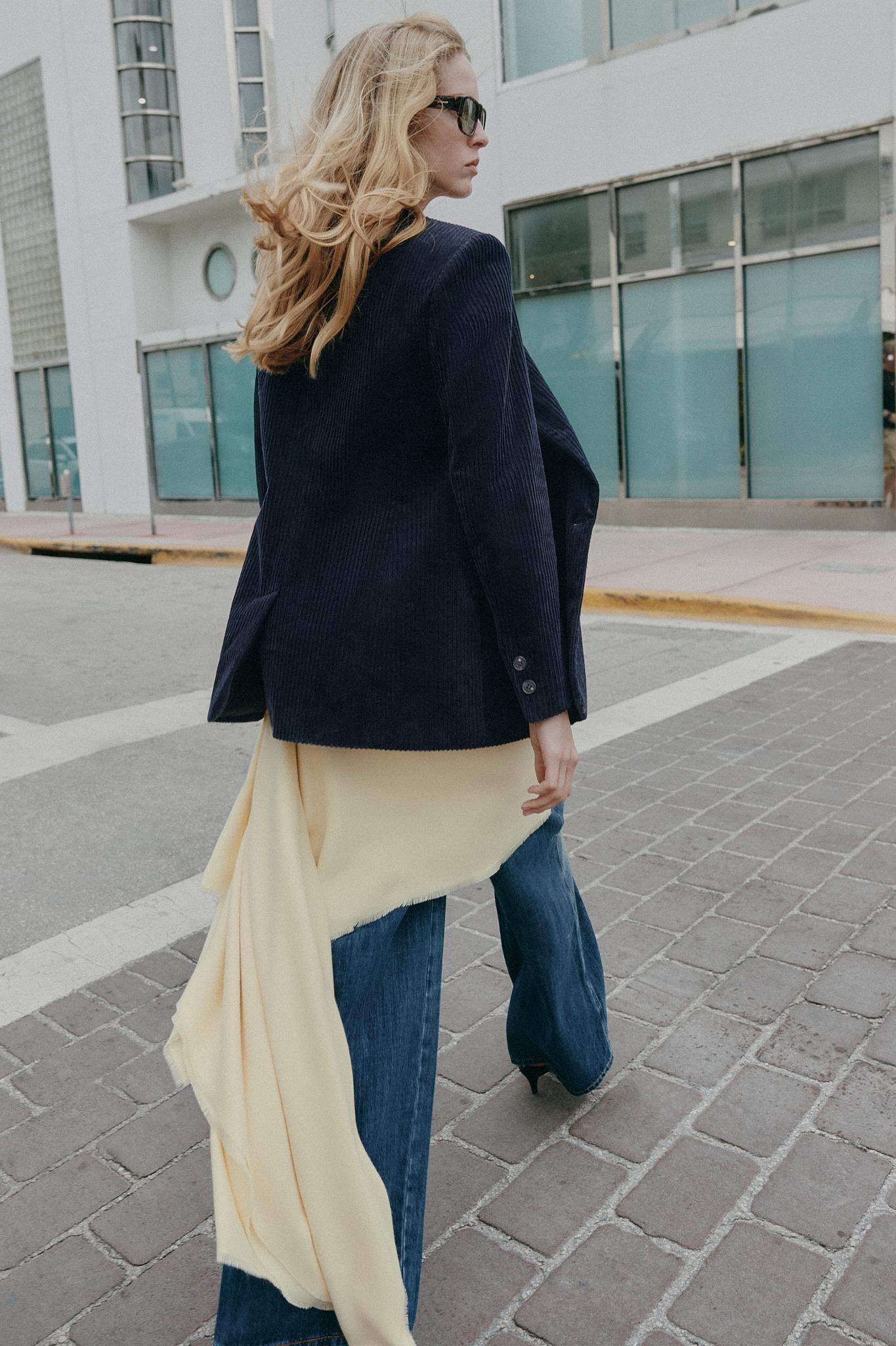 BLAZER EN VELOURS CÔTELÉ ET ÉPAULETTES
